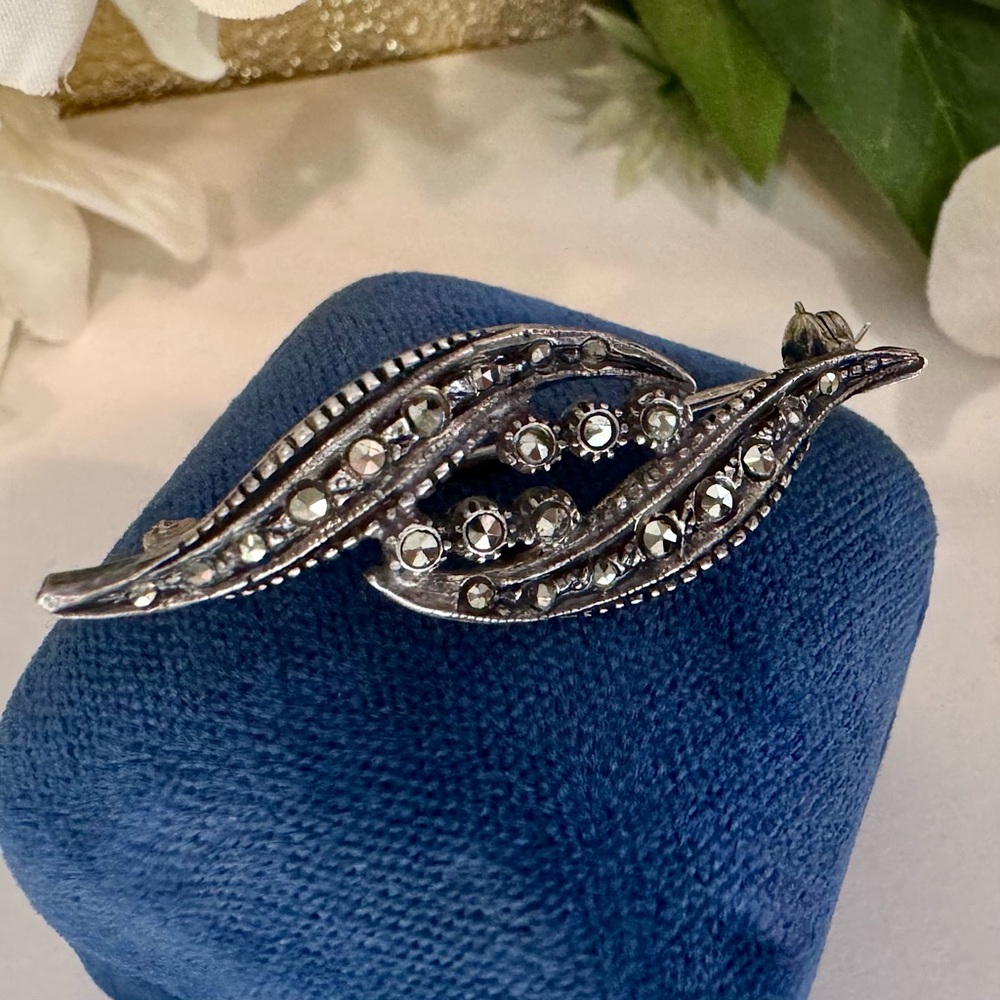 Antique Brooch with Marcasite Solid 925 Sterling Silver. Beautiful estate brooch